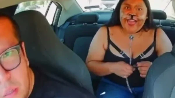 Conductor bajó a mujer que se identificó como “therian” tras actuar como un perro: video Conductor bajó a mujer que se identificó como “therian” tras actuar como un perro: video