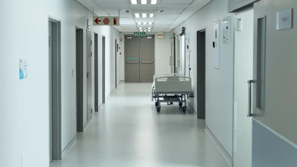 Lleva dos meses hospitalizada, le dieron el alta, pero no puede irse porque no le asignan enfermera en casa Lleva dos meses hospitalizada, le dieron el alta, pero no puede irse porque no le asignan enfermera en casa