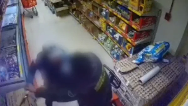 VIDEO | Hombre le propinó golpiza y amenazó a un vigilante con una pistola en Bogotá