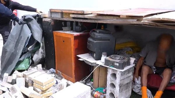 VIDEO | Así eran los cambuches que tenían montados en la calle sexta en Bogotá: tenían hasta televisores