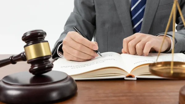 Corte Suprema reconoce por primera vez a un hijo de crianza y fija reglas para heredar en Colombia