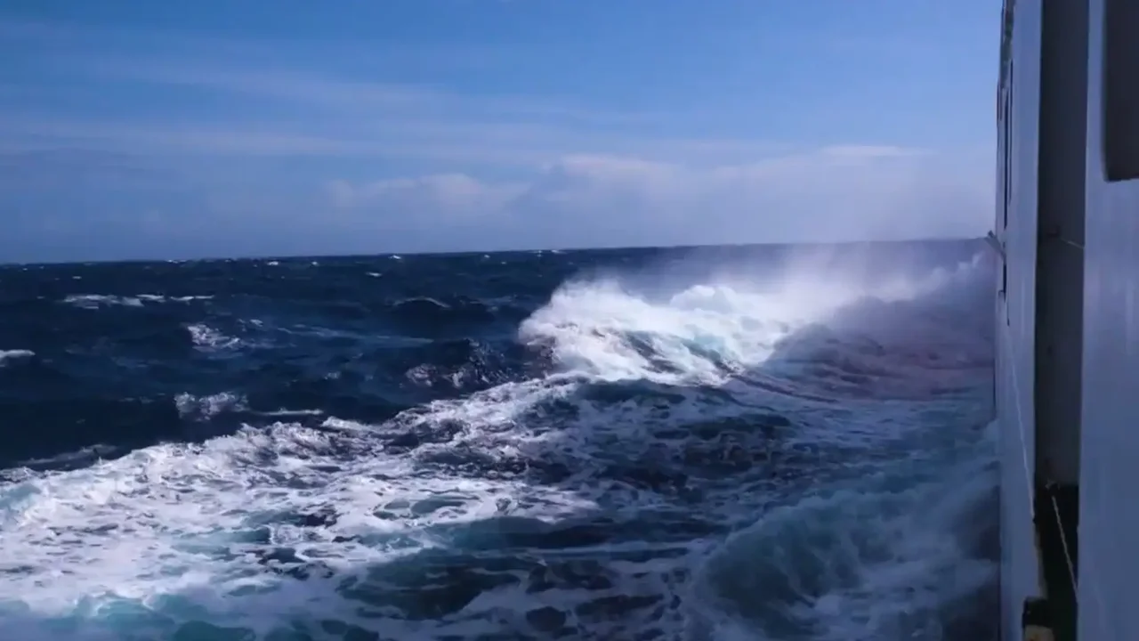 What is the day-to-day like aboard the ARC Simón Bolívar as it faces waves up to 4 meters in the Drake Passage?