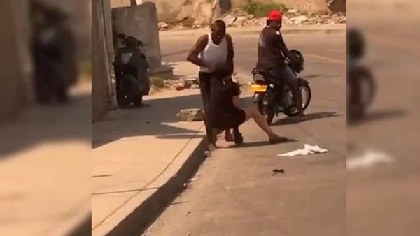 Video registró violento intento de robo a turista en Cartagena: ya cayeron los presuntos ladrones