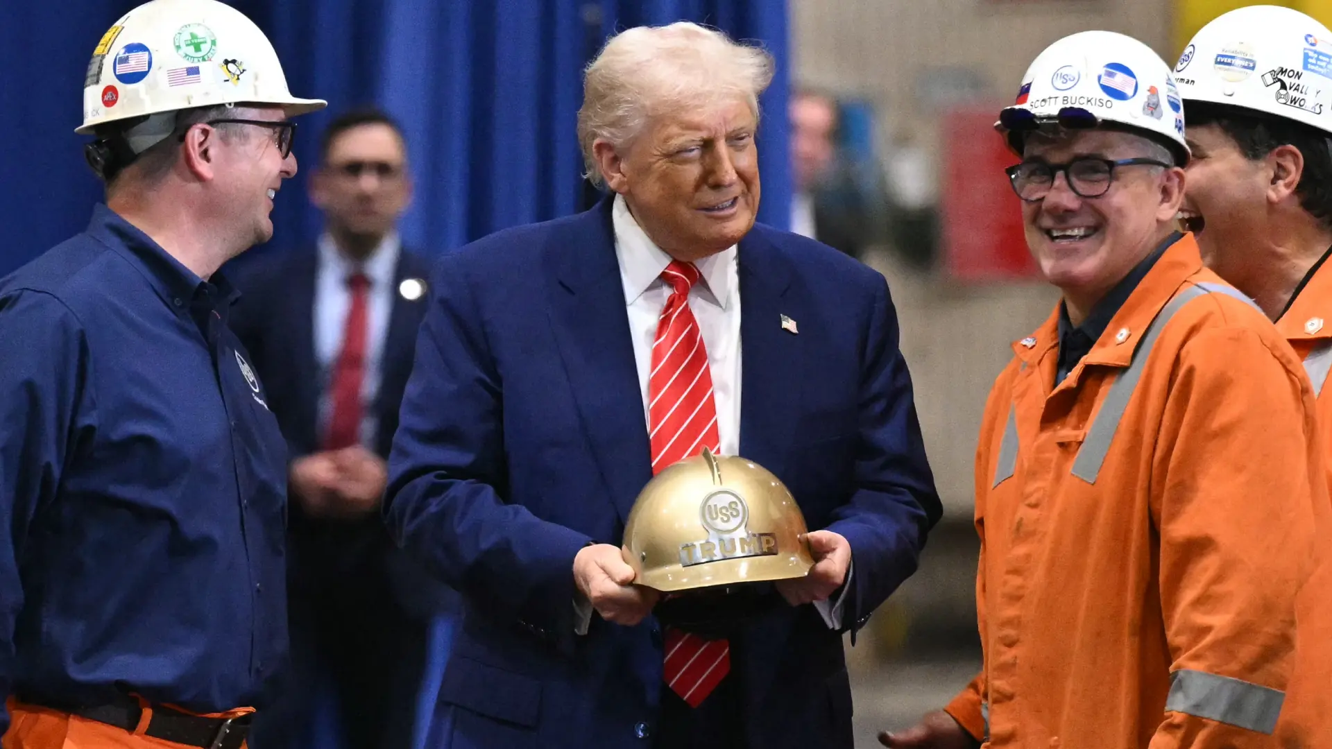 Donald Trump con un casco dorado