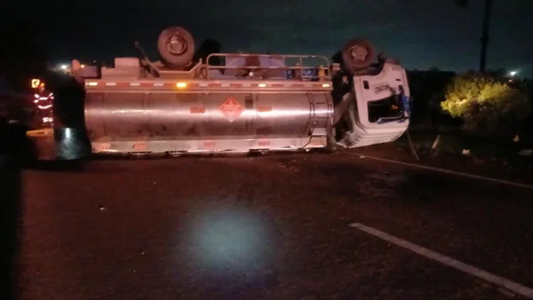 Camión cisterna con gasolina y ACPM se volcó en la variante Cajicá - Zipaquirá: reportan cierres en la vía