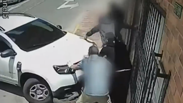 Conductor atropelló a presuntos asaltantes para evitar fleteo en Engativá