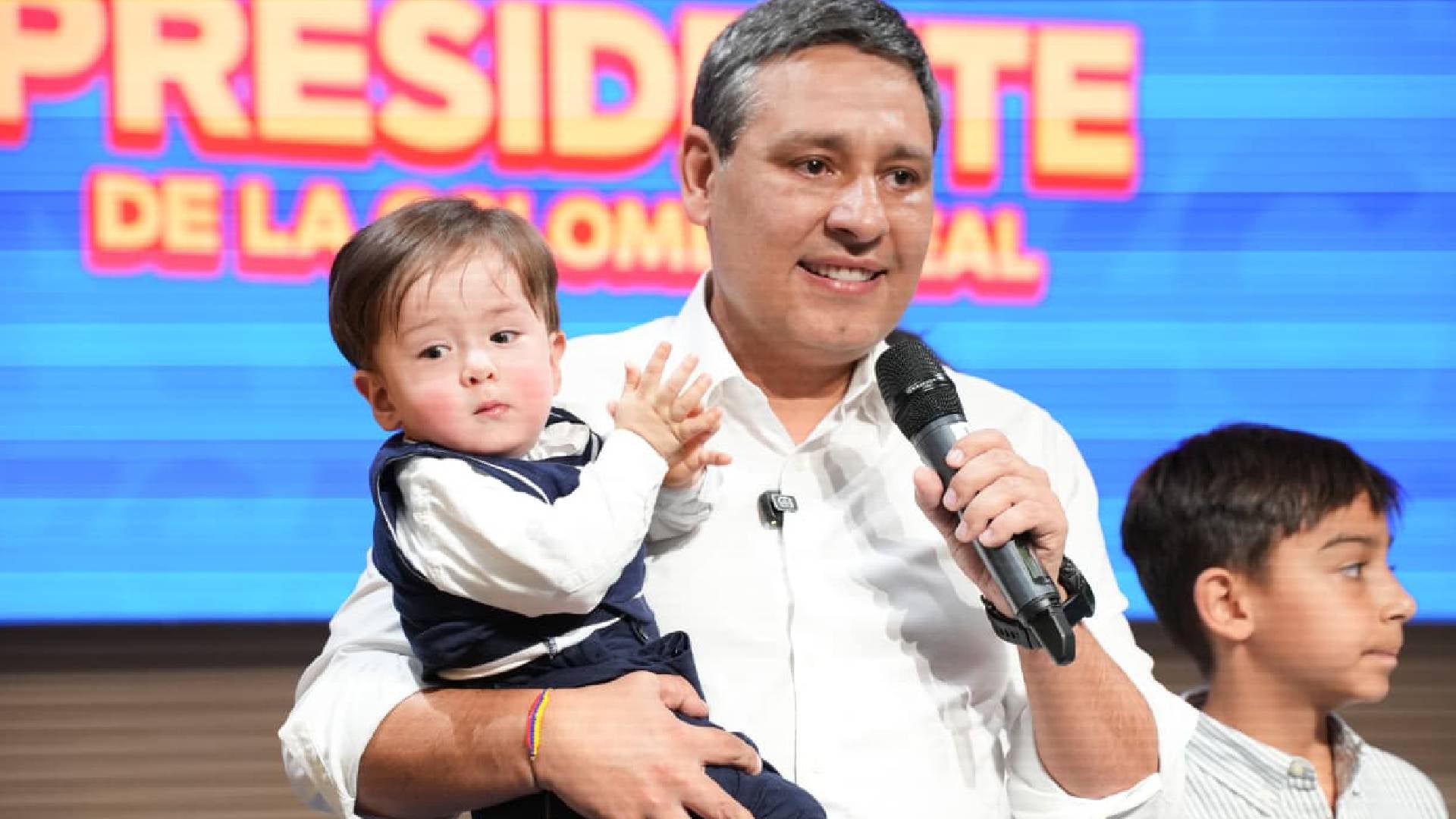 Mauricio Lizcano oficializa su candidatura presidencial para 2026