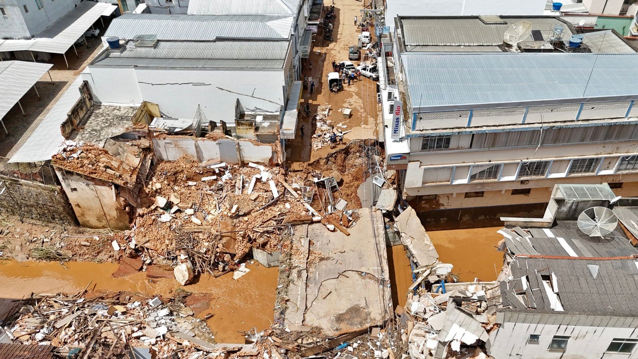 “It looks like a horror movie”: families search for 13 missing in southeast Brazil after heavy rains