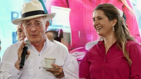 ¿Puede Paloma Valencia llevar a Álvaro Uribe como fórmula vicepresidencial o existe algún impedimento legal? ¿Puede Paloma Valencia llevar a Álvaro Uribe como fórmula vicepresidencial o existe algún impedimento legal?