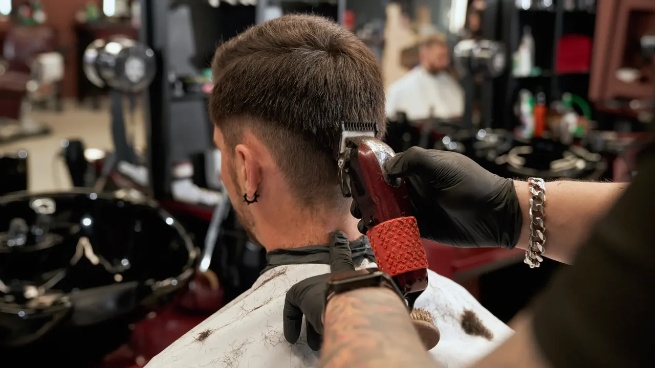 What is the 'barber's fungus'? Symptoms and how to prevent infection when getting a haircut