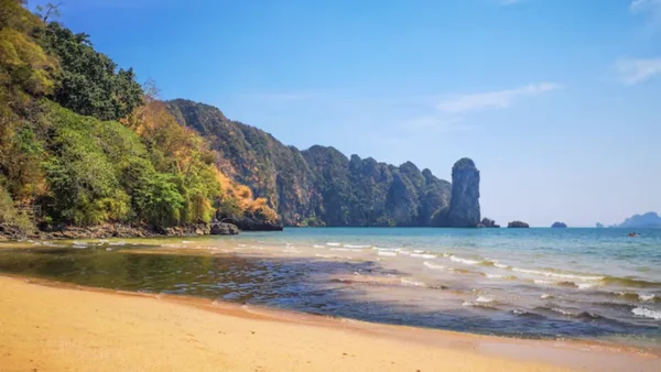 Residuos de petróleo de carguero accidentado llegan a las playas vírgenes de Tailandia Residuos de petróleo de carguero accidentado llegan a las playas vírgenes de Tailandia