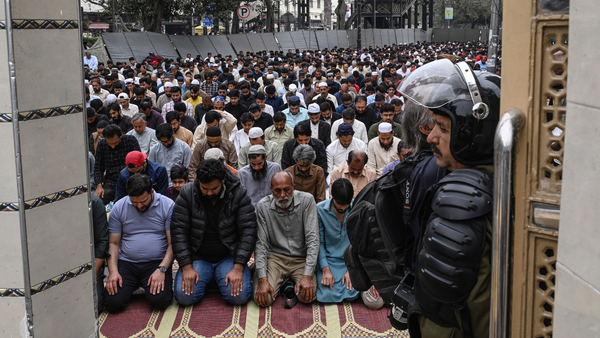 Pakistán se declara en guerra abierta contra Afganistán y sus autoridades talibanes Pakistán se declara en guerra abierta contra Afganistán y sus autoridades talibanes