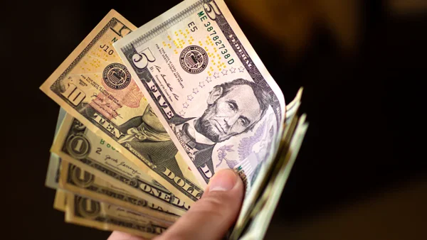 ¡SIGNIFICATIVO cambio en el precio del dólar en Colombia hoy 27 de febrero de 2026! Tocó máximos