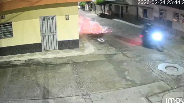 Momento exacto en el que sujetos en moto activaron un explosivo al frente de una casa en Valle Momento exacto en el que sujetos en moto activaron un explosivo al frente de una casa en Valle