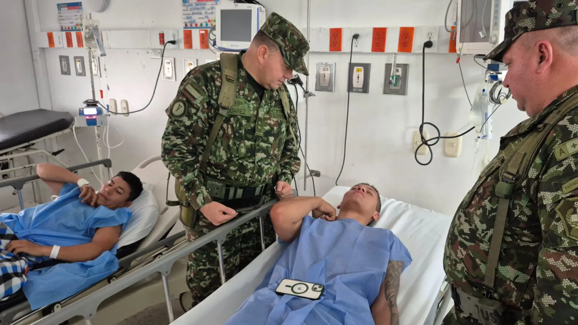 Tragedia en operativo militar: blindado cayó a un abismo al retroceder para evitar el ataque de una multitud