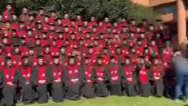 Alumnos cayeron de una tarima mal instalada durante foto de grado en México