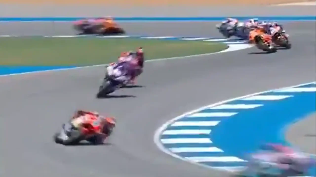 Impactful accident of David Alonso paralyzes the GP of Thailand in Moto2