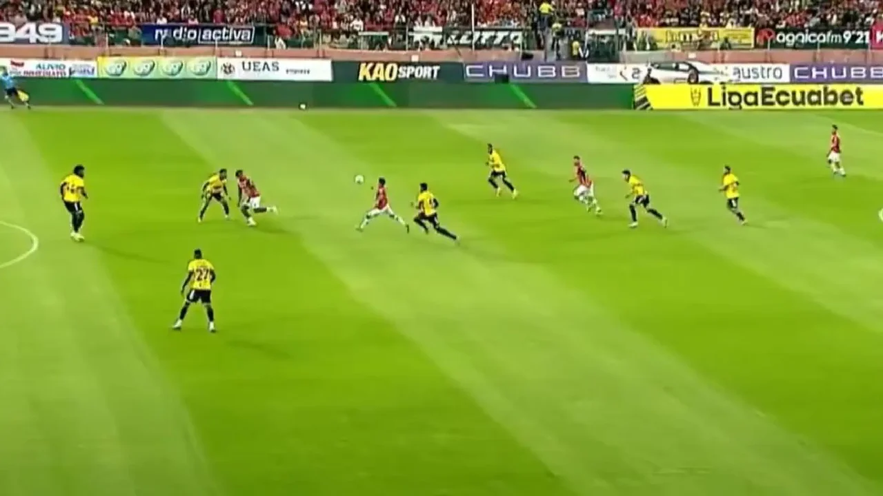 Tremendous GOAL in the style of James Rodríguez is going around the world! VIDEO