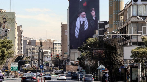 Israel y Estados Unidos bombardean reunión del régimen iraní en Qom: la guerra suma cuatro días