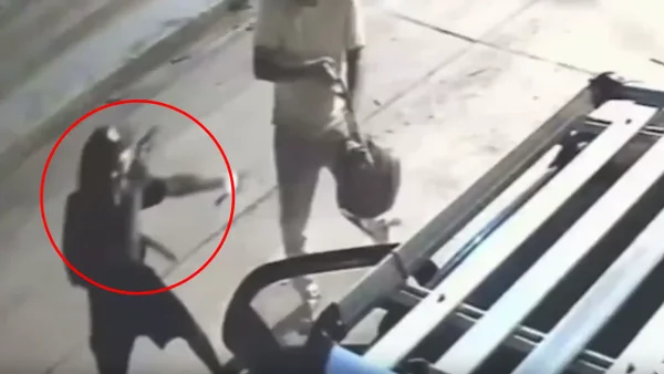 VIDEO | Papá con su bebé en brazos fue víctima de un violento atraco cuando subía a su carro en Santa Marta