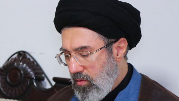 ¿Quién es Mojtaba Jamenei, uno de los candidatos a guía supremo de Irán?