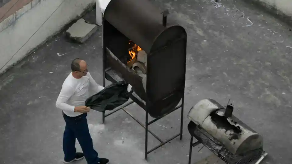 Presidente de Ecuador denuncia "parrillada de papeles" en el techo de la Embajada de Cuba