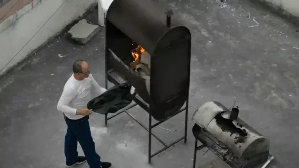 Presidente de Ecuador denuncia "parrillada de papeles" en el techo de la Embajada de Cuba