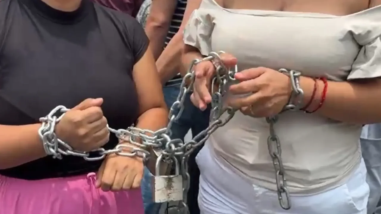 Mothers of two girls with cerebral palsy chained themselves to the Nueva EPS headquarters in Villavicencio