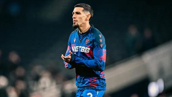 Terrible entrada contra Daniel Muñoz, quien terminó lesionado y modificado inmediatamente