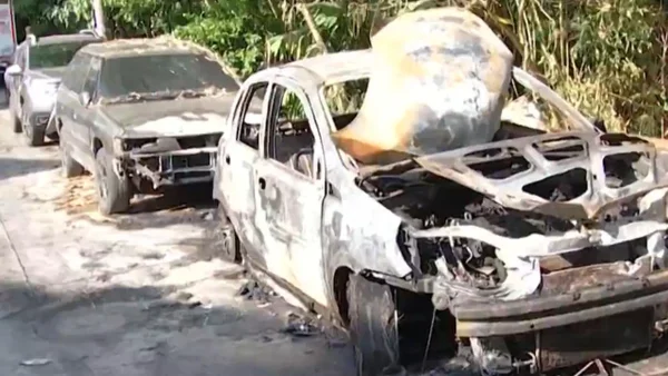 Video: le prendieron fuego al carro de campaña de un candidato del Centro Democrático frente a su propia casa