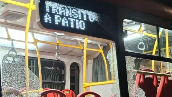 VIDEO | Habitante en condición de calle rompió los vidrios de un Transmilenio luego que no le dieran dinero VIDEO | Habitante en condición de calle rompió los vidrios de un Transmilenio luego que no le dieran dinero