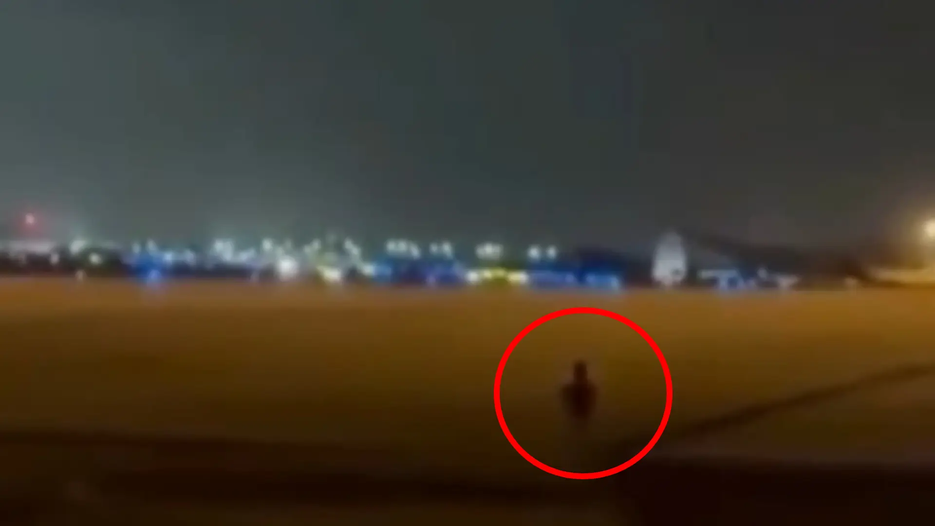 Niño en pista de aeropuerto