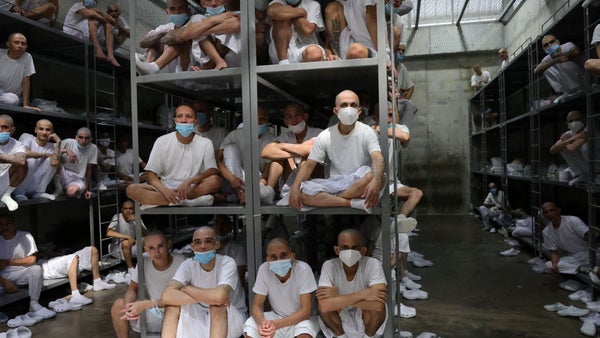 ONG advierte que hay casi 100 presos políticos en El Salvador