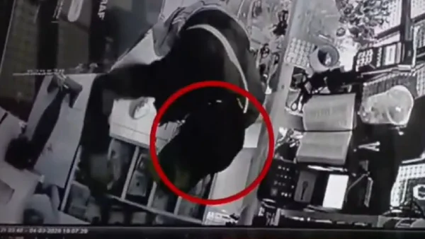 Video dejó al descubierto a una mujer que saqueó una caja registradora de un local en Bogotá