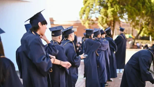 Las carreras mejor y peor pagadas para recién graduados en Colombia en 2026