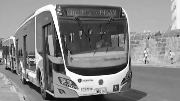 Hombre habría aprovechado la frenada de un bus de Transcaribe para acosar a una joven en Cartagena: ¿qué pasó después?