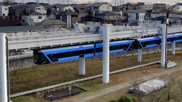 El tren colgante de Japón que parece desafiar la gravedad: así funciona el Chiba Urban Monorail