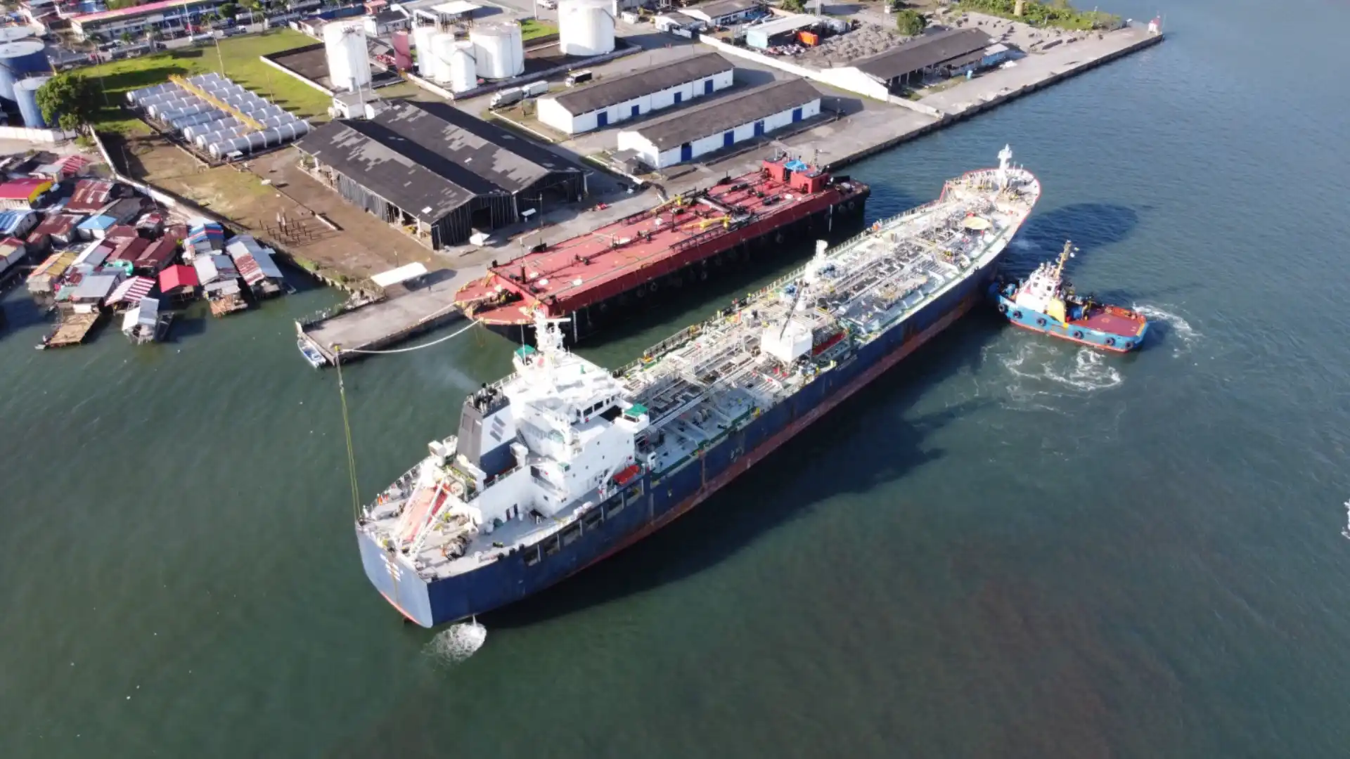 Dos buques con 220.000 barriles de combustible garantizarán el abastecimiento en el Pacífico en elecciones