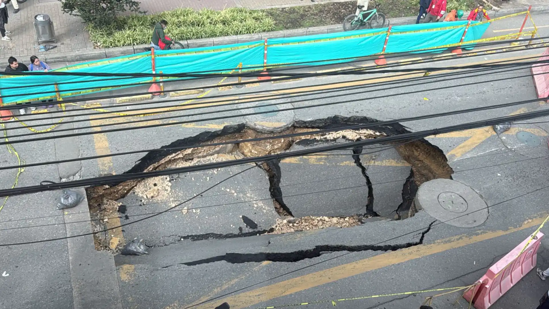 VIDEO | Aterrador momento en el que un gigantesco hueco casi se lleva a un carro en Suba La Gaitana, Bogotá