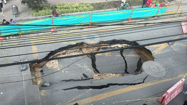 VIDEO | Aterrador momento en el que un gigantesco hueco casi se lleva a un carro en Suba La Gaitana, Bogotá VIDEO | Aterrador momento en el que un gigantesco hueco casi se lleva a un carro en Suba La Gaitana, Bogotá