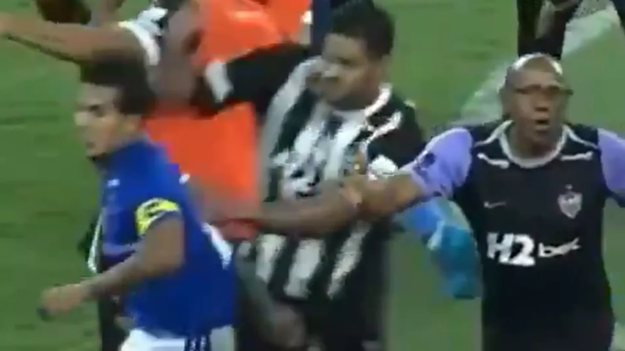 Brutal brawl in Brazilian football: Hulk and other stars throw punches