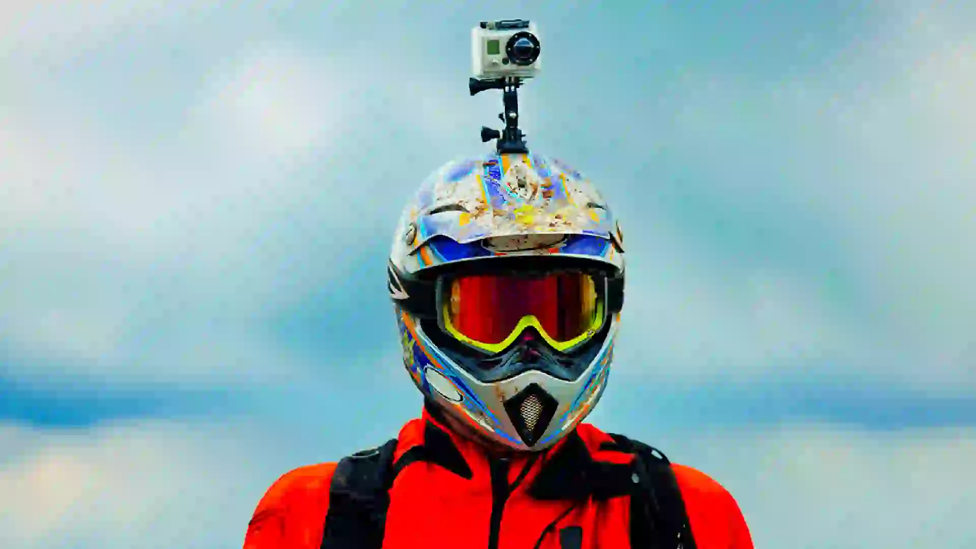 ¿Lo pueden multar por usar cámara o intercomunicador en el casco de moto? Esto dice la ley en 2026