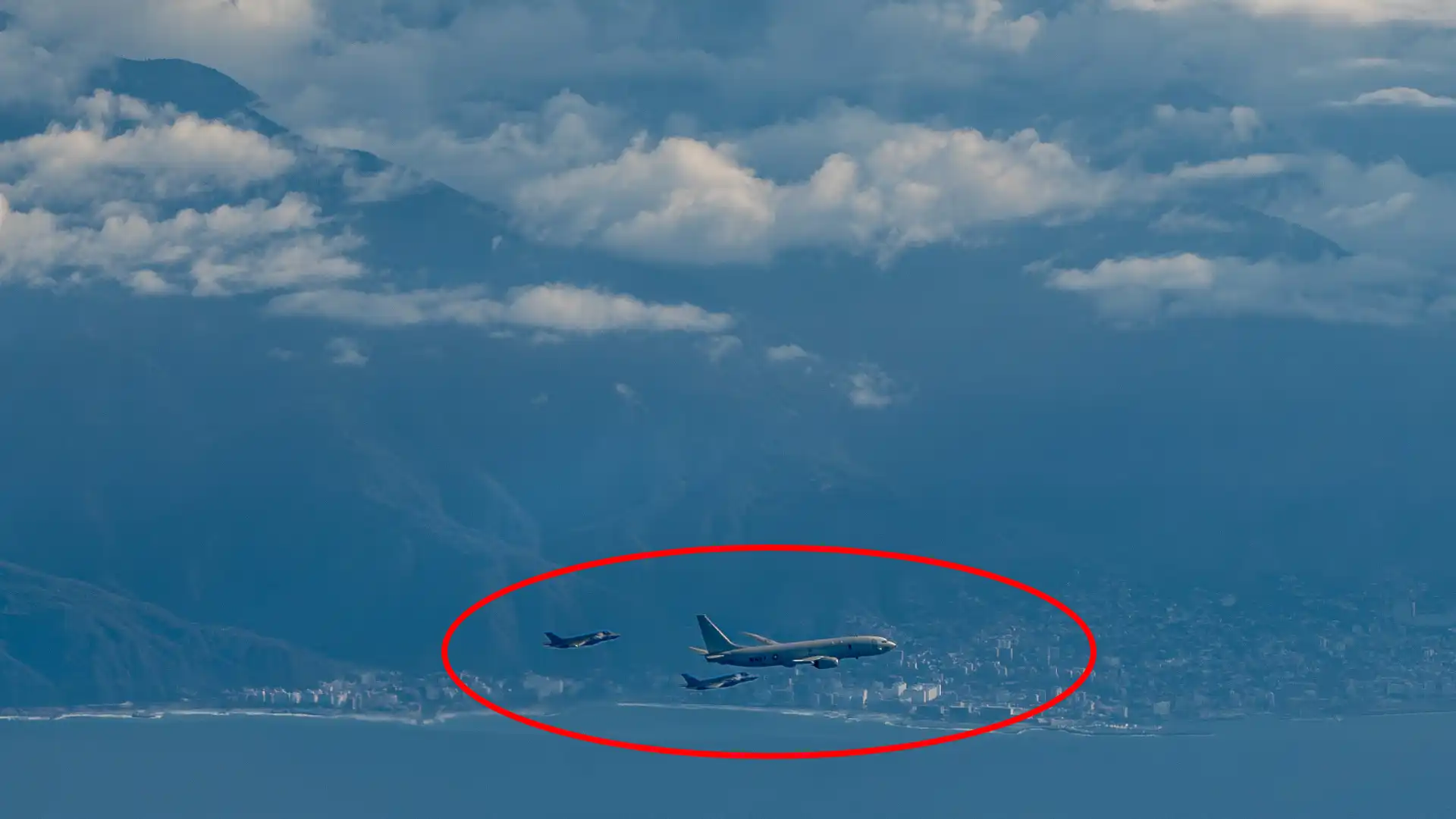 ¿A punto de caer Diosdado Cabello? EE. UU. llega rodea el espacio aéreo de Venezuela con aviones caza