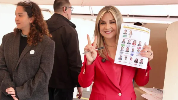 “Me toca mandar hojas de vida, tengo que sostener a mi familia”: Vicky Dávila busca trabajo tras perder la consulta