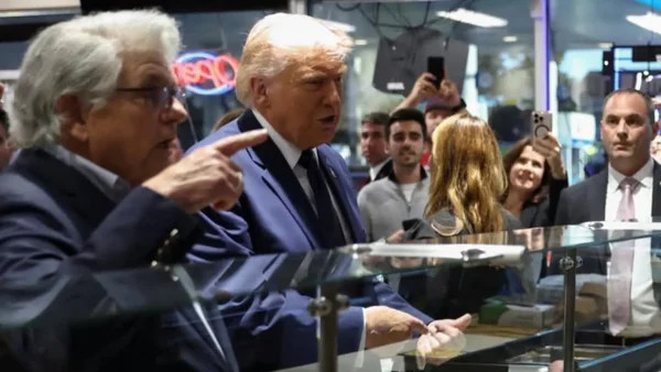 Así fue el encuentro de Trump y la comunidad venezolana en Florida: terminó comprando arepas