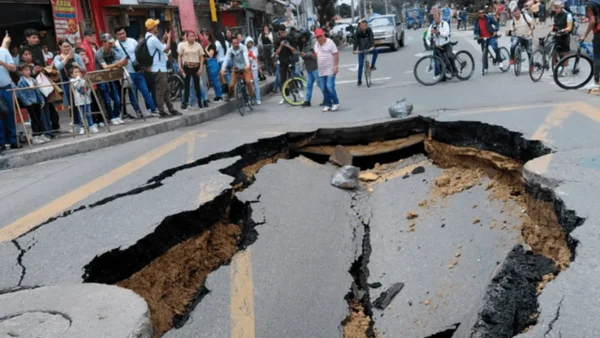 ¿Cuánto tiempo tardarán en arreglar el enorme socavón que colapsó una calle en Suba?: esto revelaron