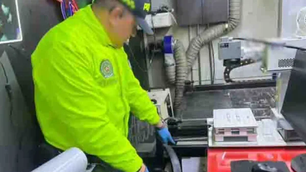 Cae fábrica de tecnología pirata en Bogotá: Policía incautó miles de insumos ilegales
