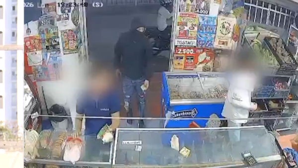 VIDEO | Ataque extorsivo en una tienda al sur de Barranquilla: delincuente dejó panfleto y el arma se encasquilló