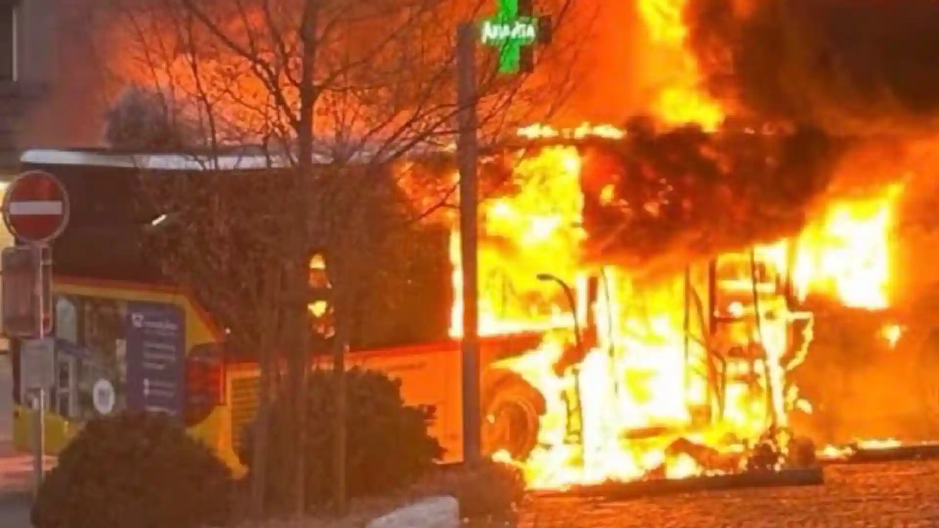 video hombre prendiendose fuego bus suiza