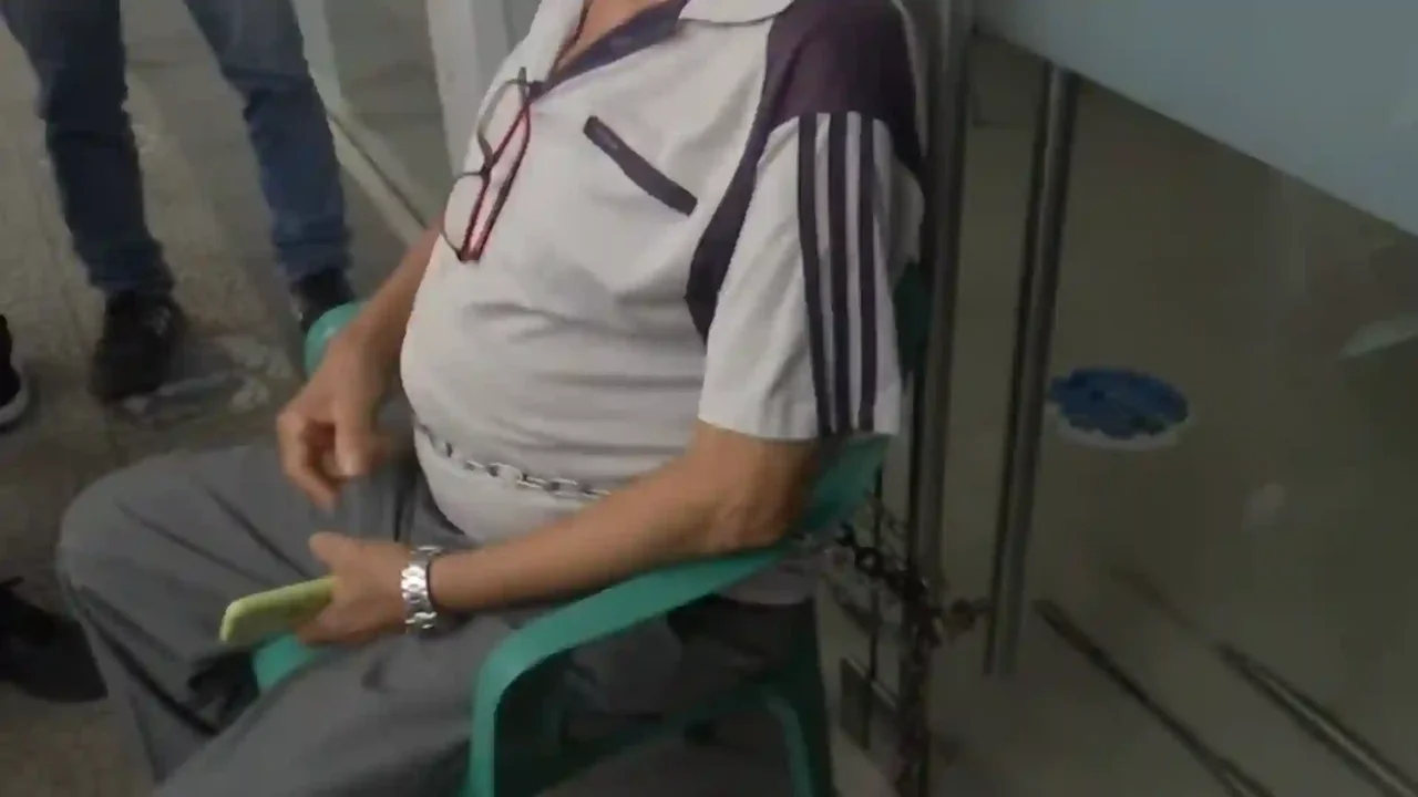 73-year-old grandfather chained himself to Nueva EPS in Cúcuta to demand medication